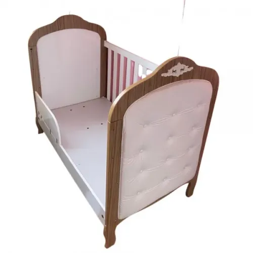 Berço / Cama infantil em madeira com laterais almofadadas brancas. Possui 3 alturas