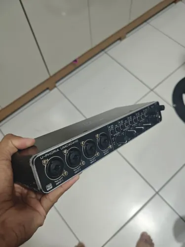Placa de áudio Behringer um404 