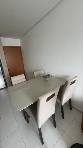 Mesa com 4 cadeias madeira maciça 