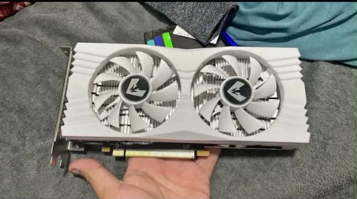 Placa RX 580 com 8 GB branca 