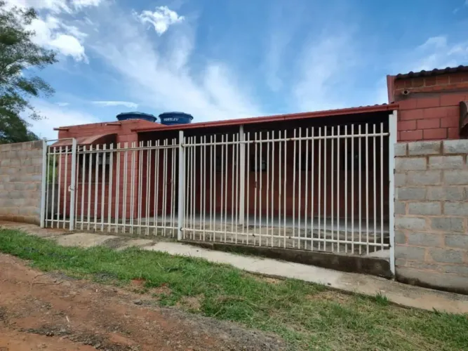 Granja com casa de 2 andares em terreno de 900m²