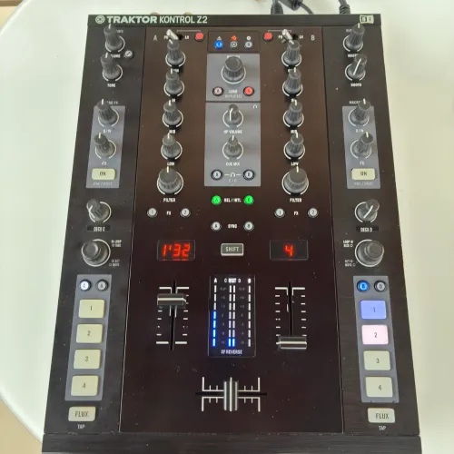 MIXER TRAKTOR SERATO Z2 