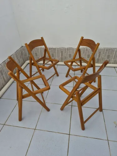 Cadeiras dobráveis de madeira