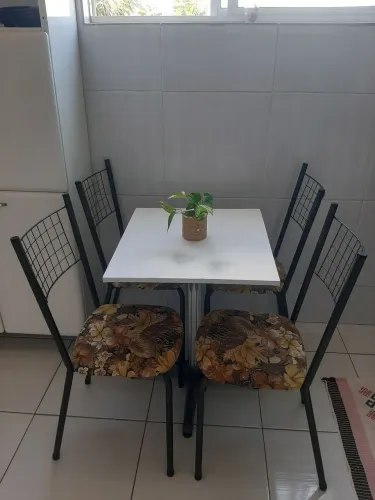 Mesa com 4 cadeiras