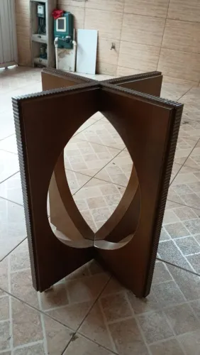 Pe de mesa de madeira não tem o tampo