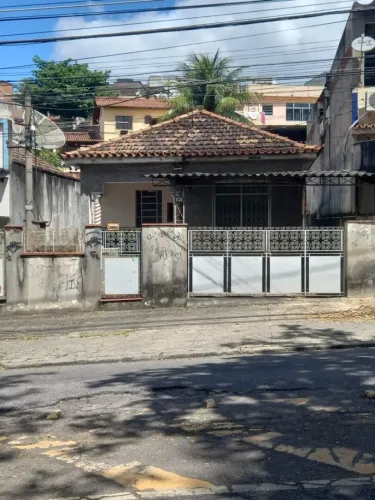Casa em Vista Alegre, Possui 2 no mesmo terreno (Frente e Fundos) 03 Dormitórios, Quintal