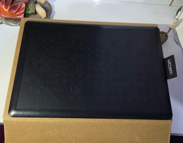 Mesa Digitalizadora One By Wacom, CTL672, Média, Preto e Vermelho