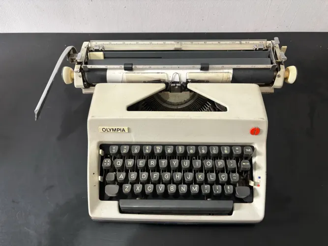 Máquina de Escrever Olympia Antiga Vintage com Maleta - Funcionando