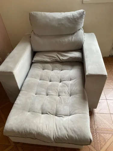 Poltrona Chaise Estofada Cinza Claro Suede - Super Confortável