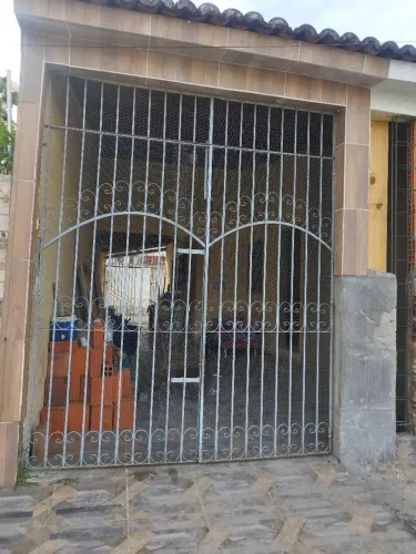 Portão e grades de ferro, janelas de madeira + grade