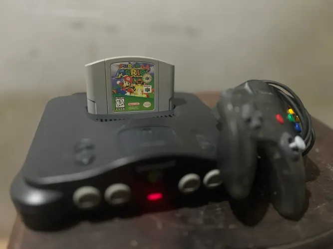 Nintendo 64 com controle e Mario 64