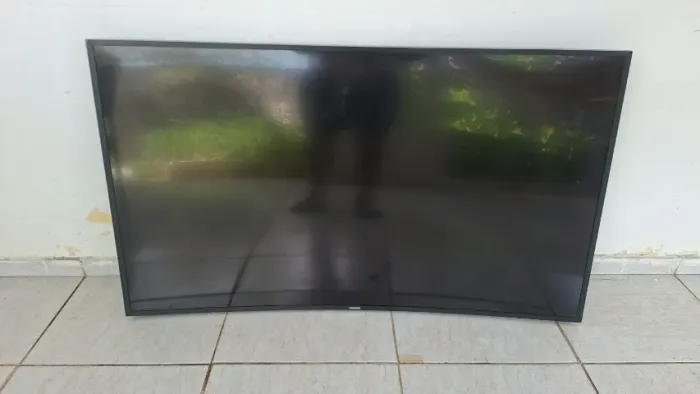Tv Samsung 55", com defeito na placa. Modelo: UN55MU63300G. Valor: 300,00 reais.