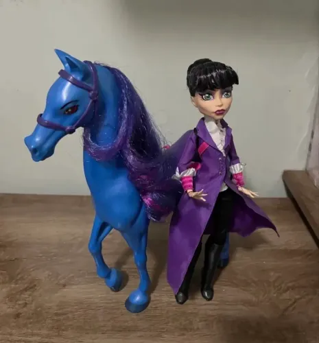boneca diretora e pegasus monster high