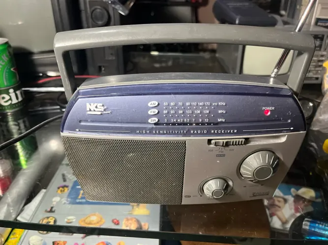 rádio portátil da marca NKS,