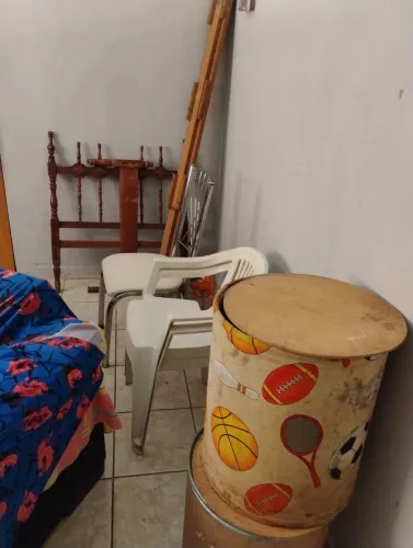 Vendo uma Cama de solteiro de madeira,e 3 cadeiras e dois baldes por 100 reais