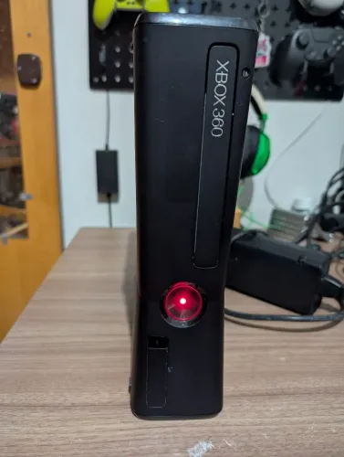 Xbox 360 Slim com Defeito (Luz Vermelha) - Para Peças ou Conserto
