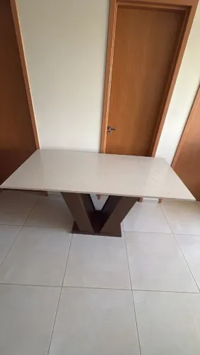 Mesa com 6 cadeiras