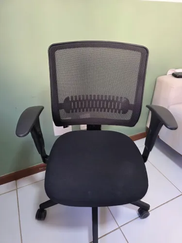 Cadeira de escritório giratória Flexform - modelo Uni All Black seminova, excelente estado