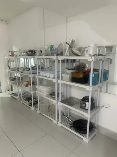 Prateleiras/ estantes de plástico