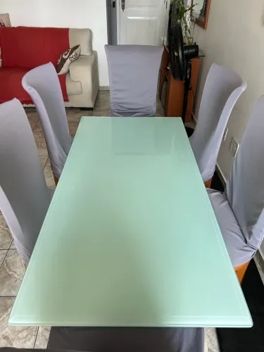 Vidro de Mesa com Fundo Branco