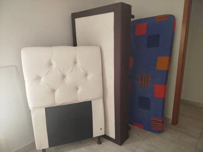 Vendo cama de solteiro completo