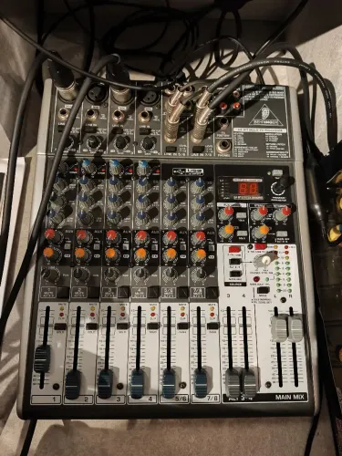 Mesa de Som Behringer Xenyx X1204USB