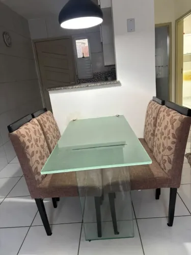 mesa de vidro com 4 cadeiras