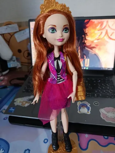 Boneca Ever After High Holly O'Hair Versão Back to School 32cm (não acompanha suporte)