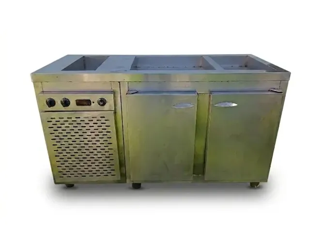 Refrigerador com bancada refrigerada superior e banho Maria.