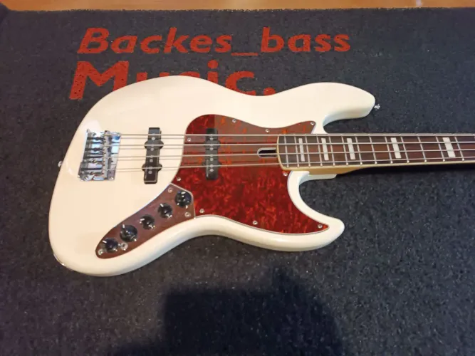 Baixo Marcus Miller Sire V7 segunda geração semi-novo 