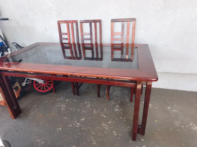 Mesa de madeira mogno