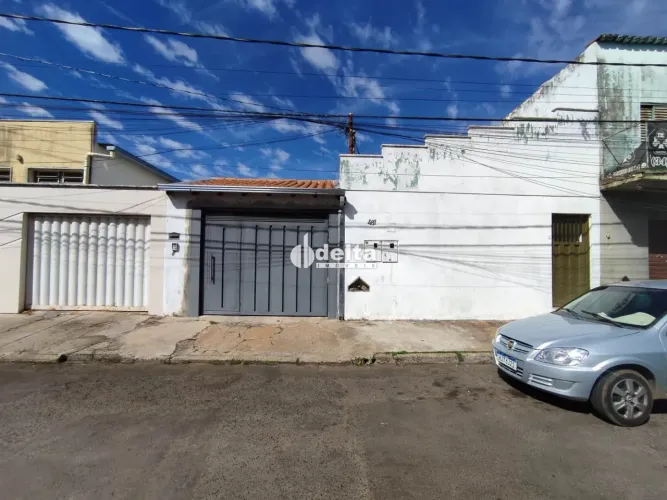 Casa disponível para locação no bairro Planalto em Uberlândia-MG