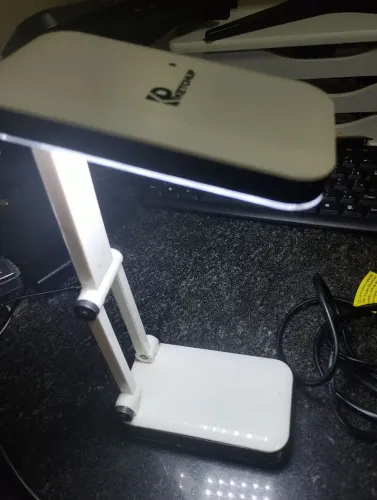 Luminária LED de mesa (acompanha carregador)
