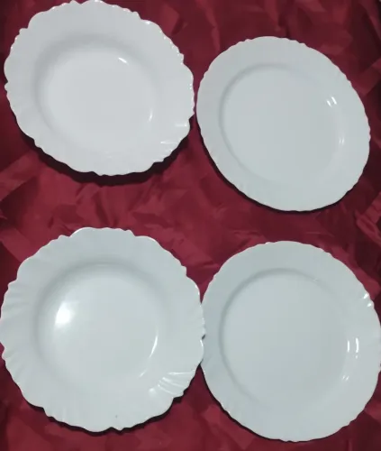 Jogo de pratos de porcelana