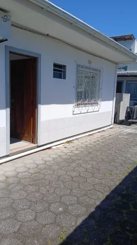 Alugo casa próximo a praia