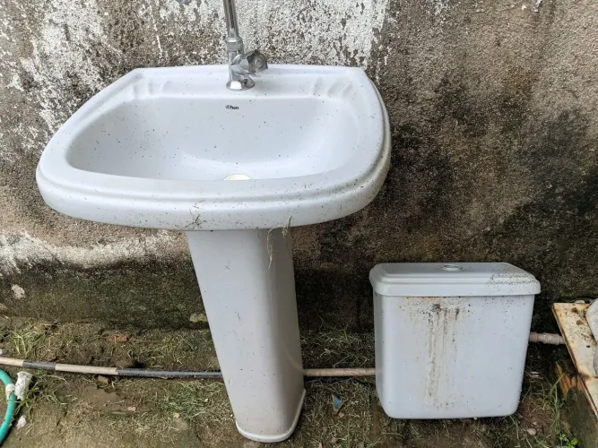 Pia com e caixa acoplada