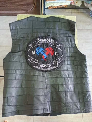 Colete de couro legítimo para motociclistas.