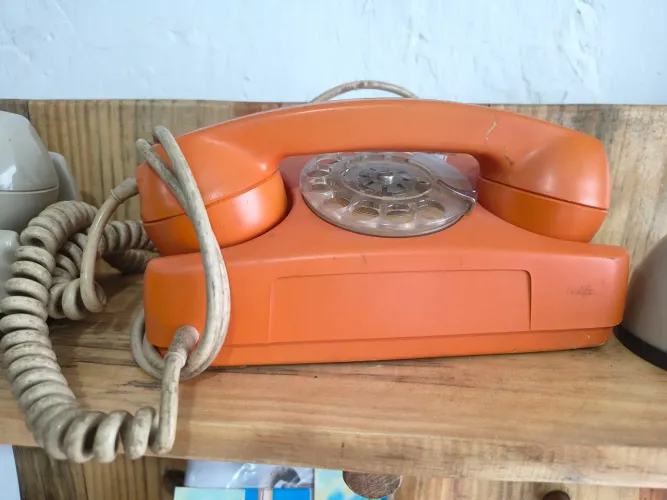Telefone analógico de disco laranja