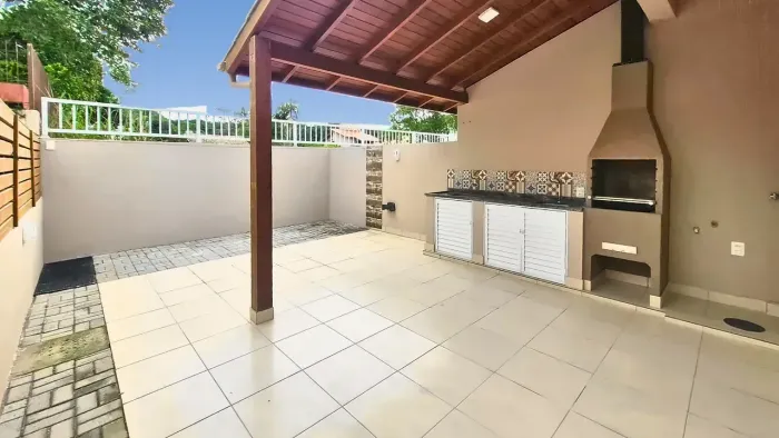 Sobrado a 300 metros da praia