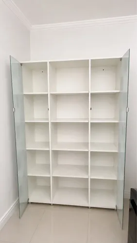 Armário/Estante com Portas de Vidro - 1,30 x 1,90 m