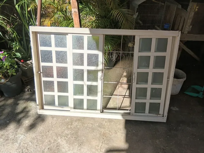 Vende se janela veneziana de vidro