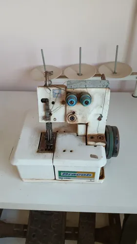 Máquina de costura Galoneira com mesa - Funcionando