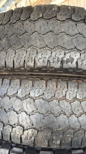 Pneu 275/70/18 Toyo 90 % vida útil