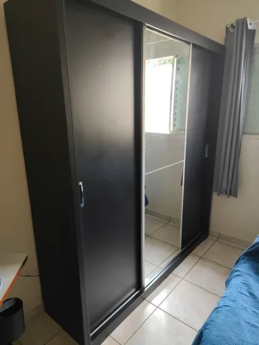 Guarda roupas grande portas de correr com espelho