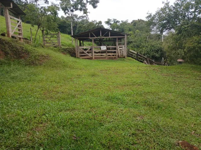 Vende-se terreno