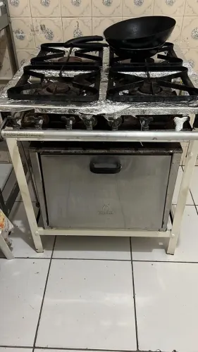 Fogão Industrial de 04 bocas com forno.