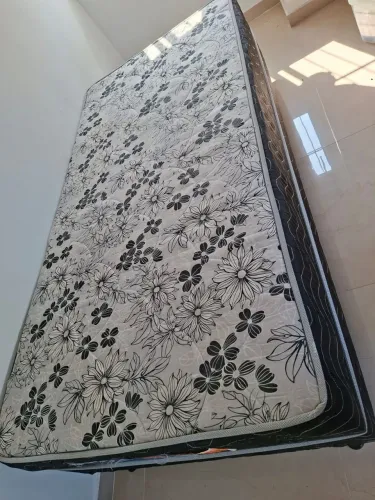 Cama box quase não usada