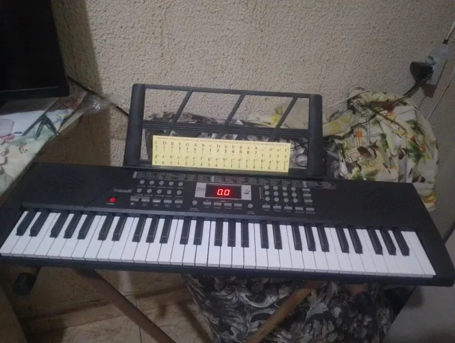 Teclado para iniciantes.na caixa