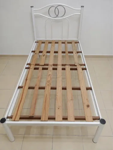 Cama de ferro solteiro branca à venda