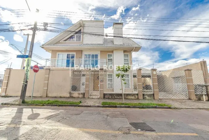 Sobrado Triplex, 276m² priv, 04 quartos sendo uma suíte mais uma demi, 04 vagas, Capão da